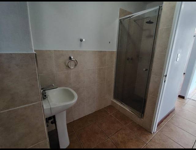 2 BEDROOM PROPERTY TO RENT IN CLUBVIEW